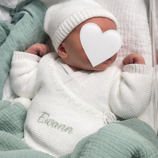 Bebe dans sa tenue en maille personnalisée