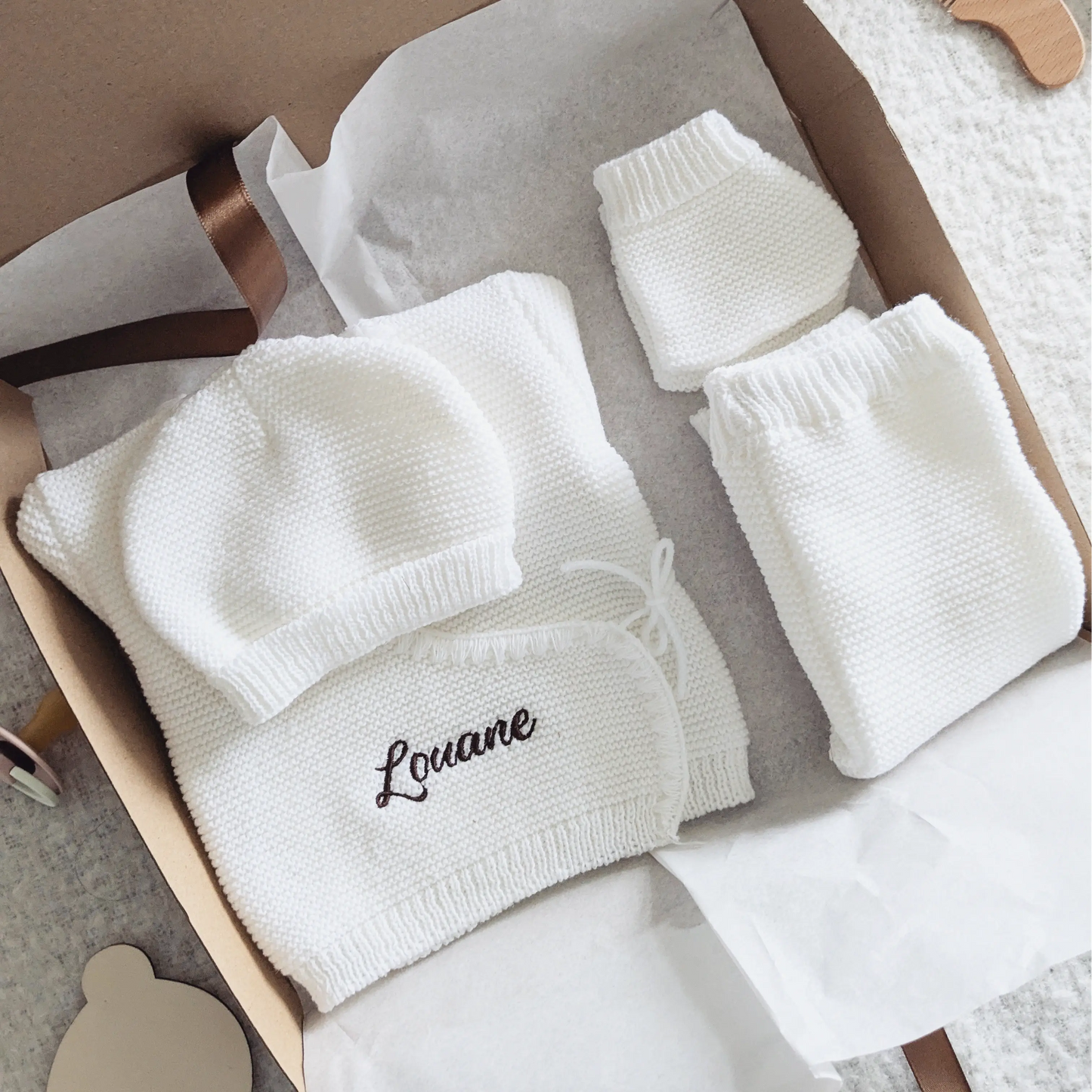 Tenue de naissance en tricot personnalisé en broderie avec le prénom Louane