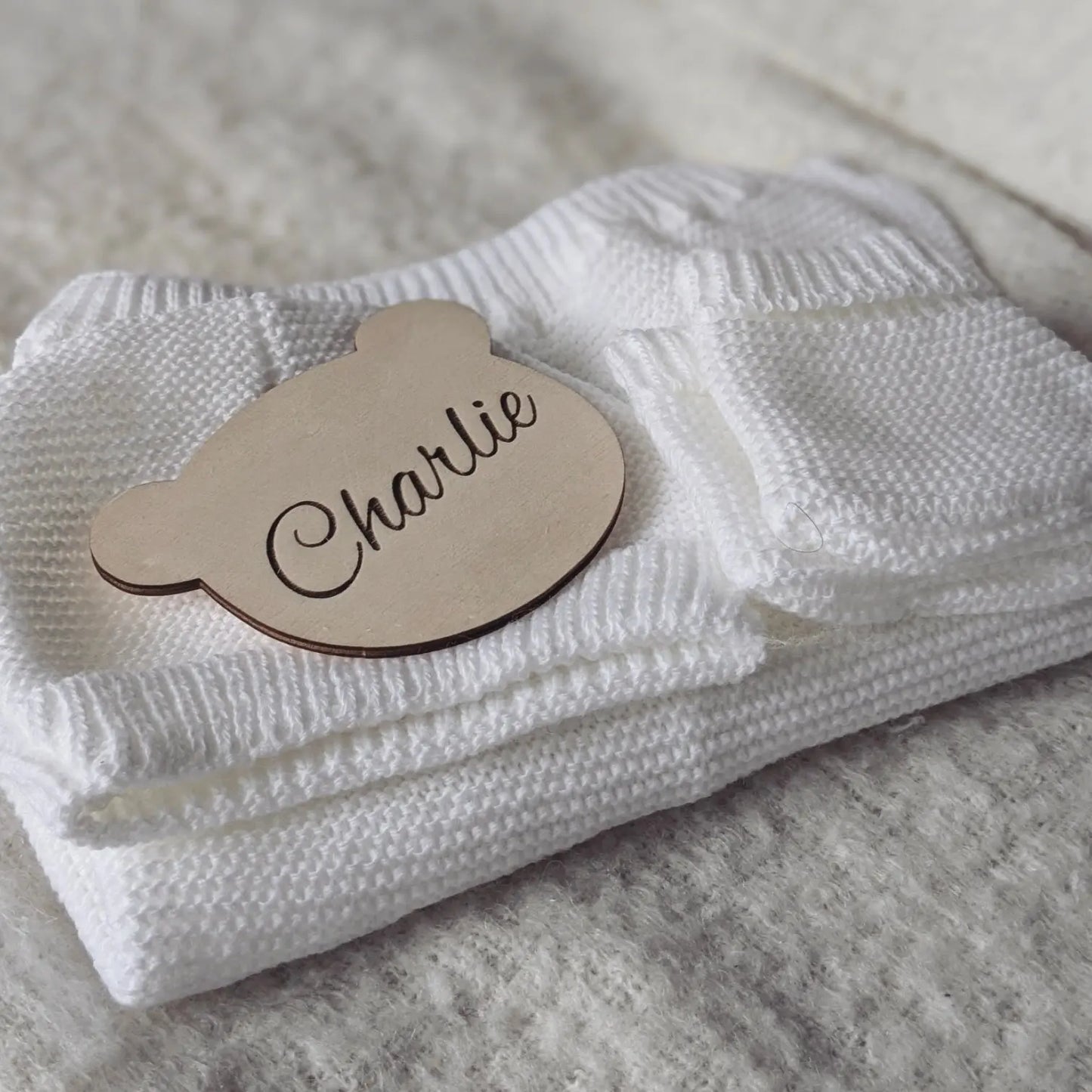 Ensemble bébé en tricot personnalisé – Prénom brodé et carte en bois en forme d'ourson gravé "Charlie"