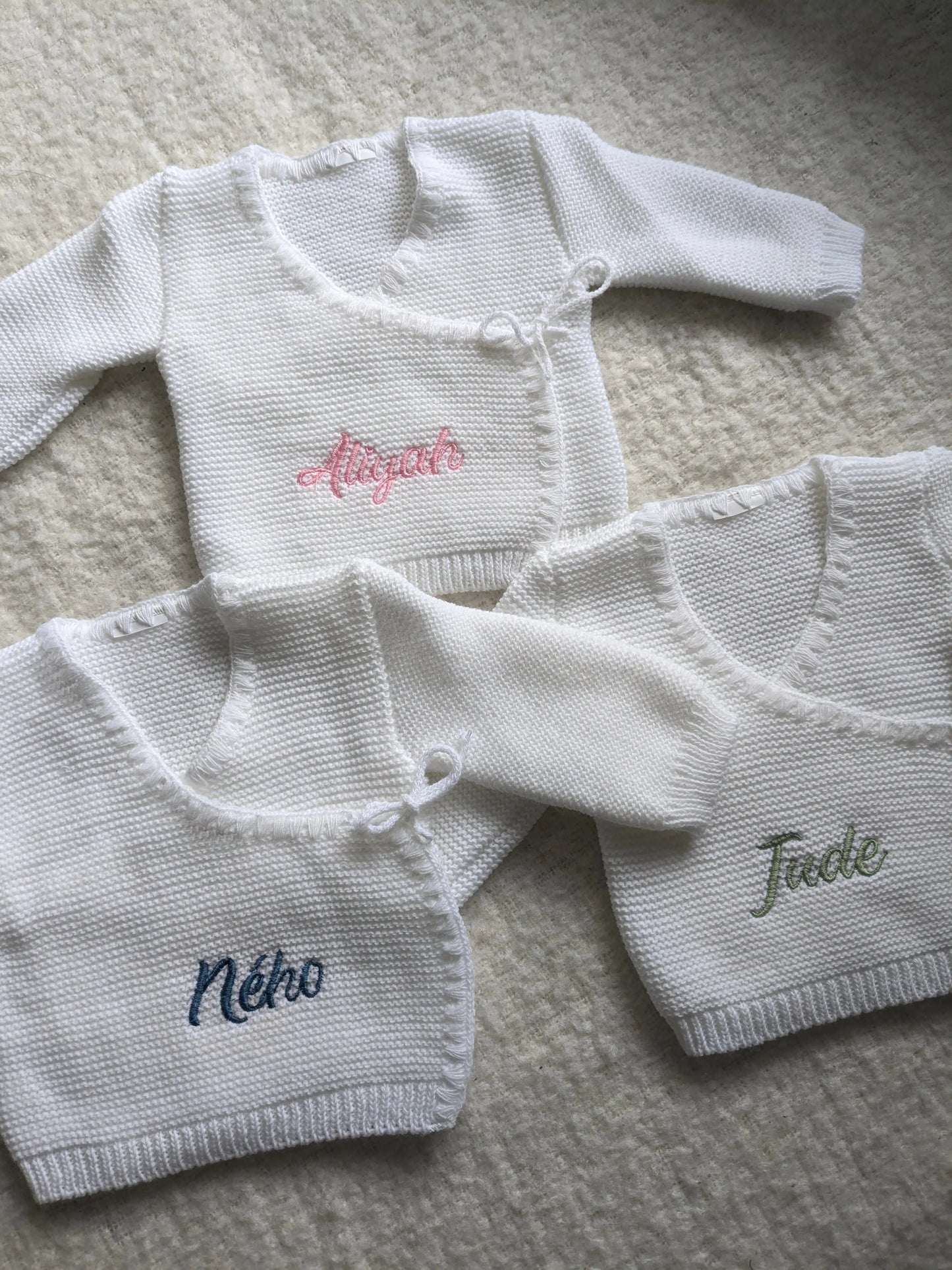 Trois Brassieres blanches pour Bebe personnalisés en broderie avec les prenoms de bébé Aliyah Ného Jude