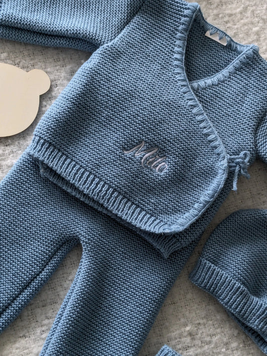 Ensemble bébé en tricot personnalisé Coloris Bleu – Prénom brodé Calins de Mamans