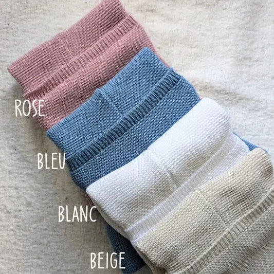 Ensemble bébé en tricot personnalisé Coloris Blanc– Prénom brodé Calins de Mamans