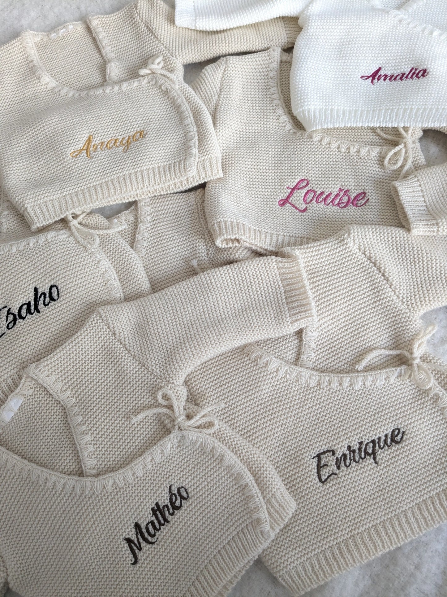 Ensemble bébé en tricot personnalisé – Prénom brodé Calins de Mamans