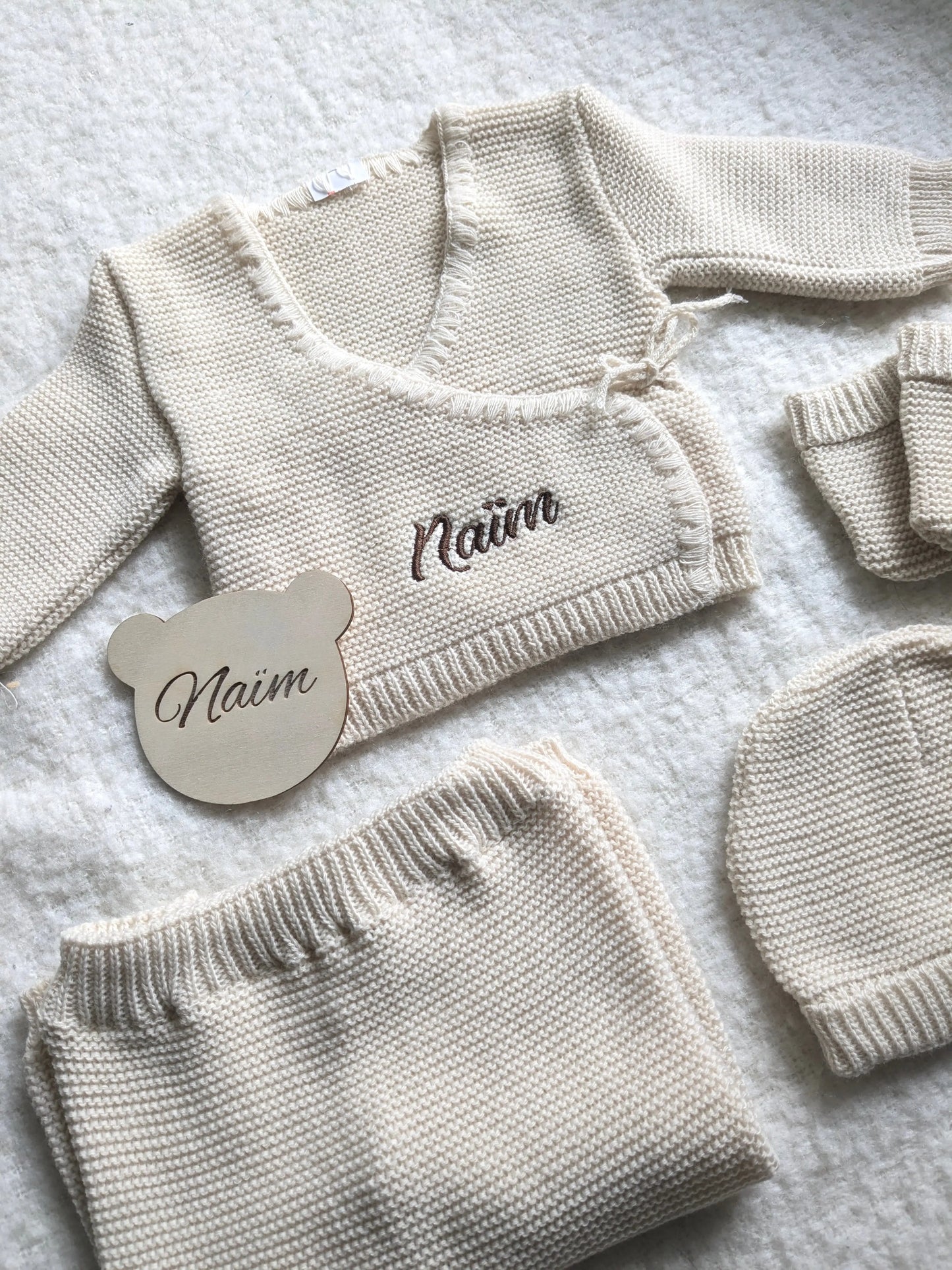 Ensemble Bébé en maille personnalisé avec le prénom Naïm brodé sur la laine