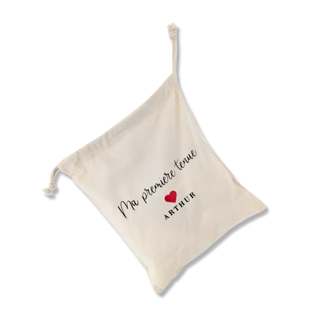 pochon en coton, fermeture à liens personnalisé "ma première tenue" avec le prénom de Bébé et un coeur rouge