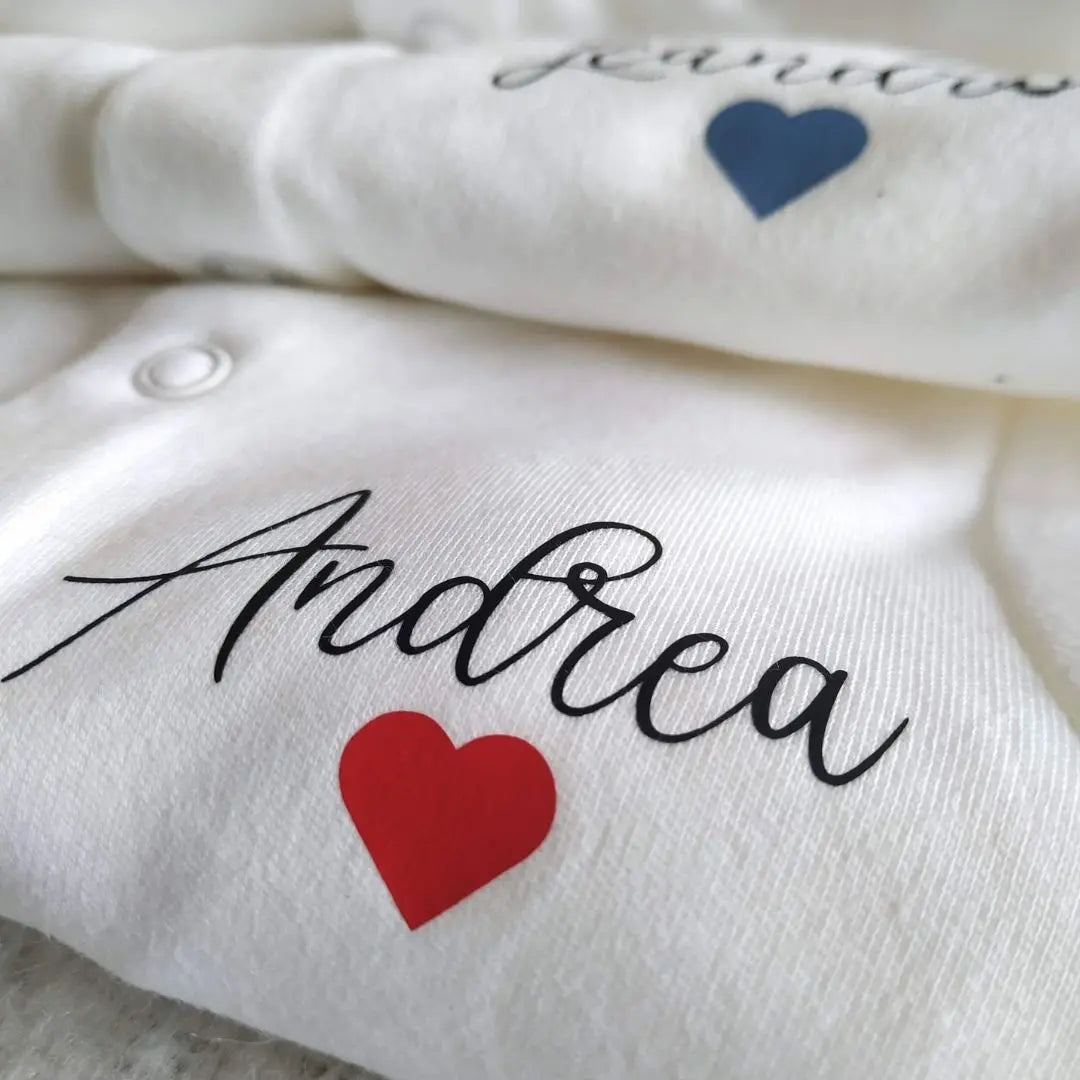 prénom Andrea brodé sur un pyjama blanc avec un coeur rouge