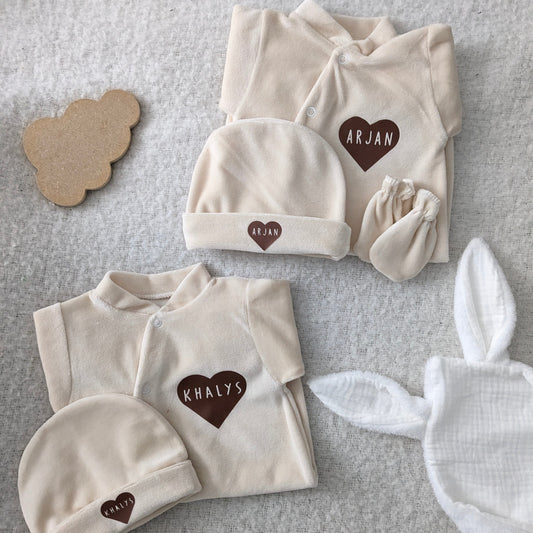 Pyjama naissance bébé en velours beige personnalisé mis en scène