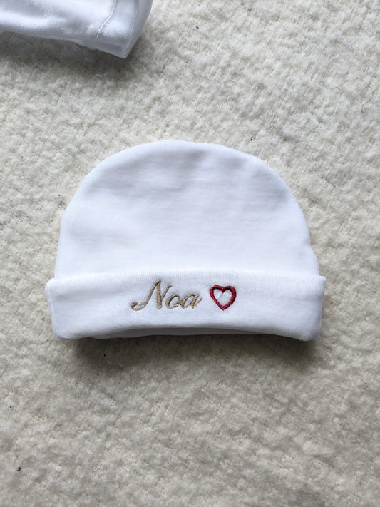 Ensemble Naissance 3 Pièces Personnalisé – Pyjama Velours Blanc + Bonnet & Moufles avec Prénom et Petit Cœur