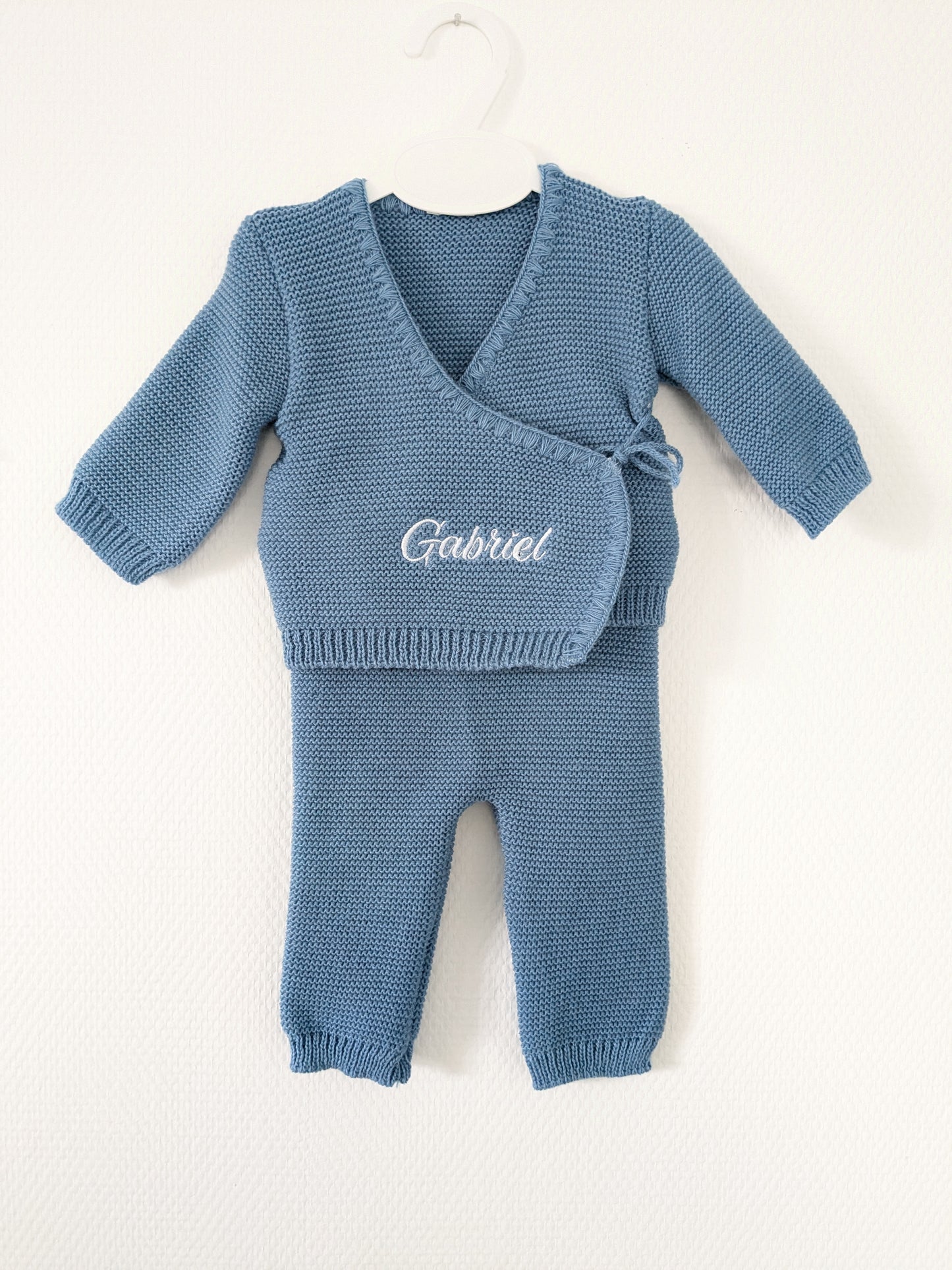 Ensemble bébé en tricot personnalisé Coloris Bleu – Prénom brodé