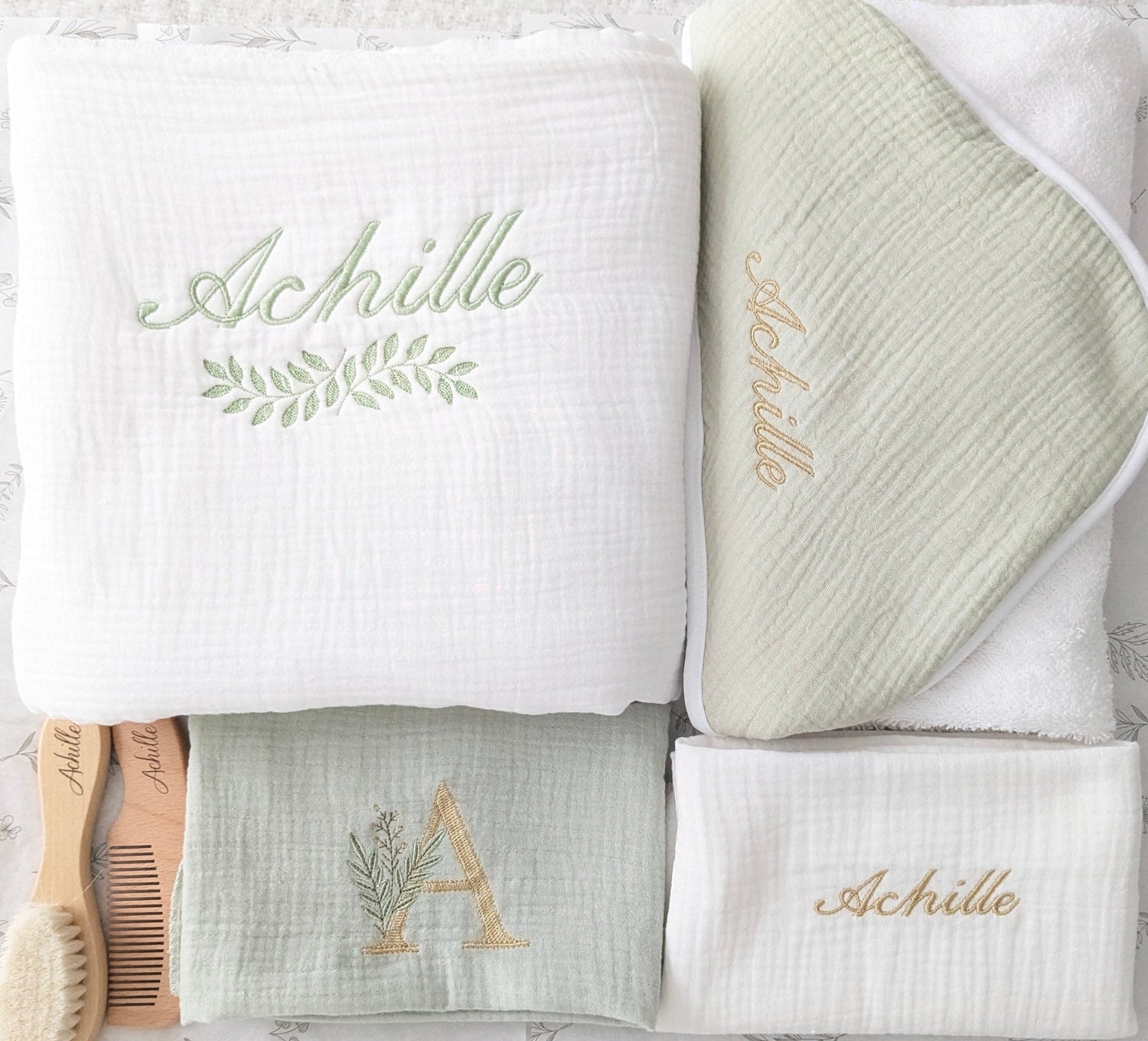 Coffret cadeau naissance personnalisé incluant cape de bain et accessoires brodés
