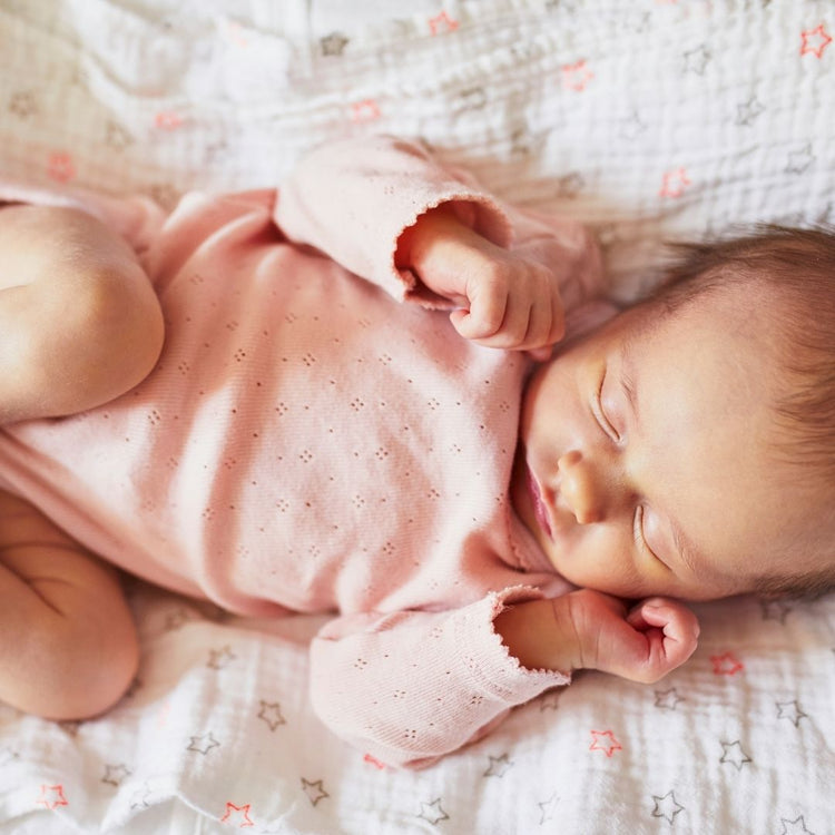 Bébé fille dans sa tenue de naissance