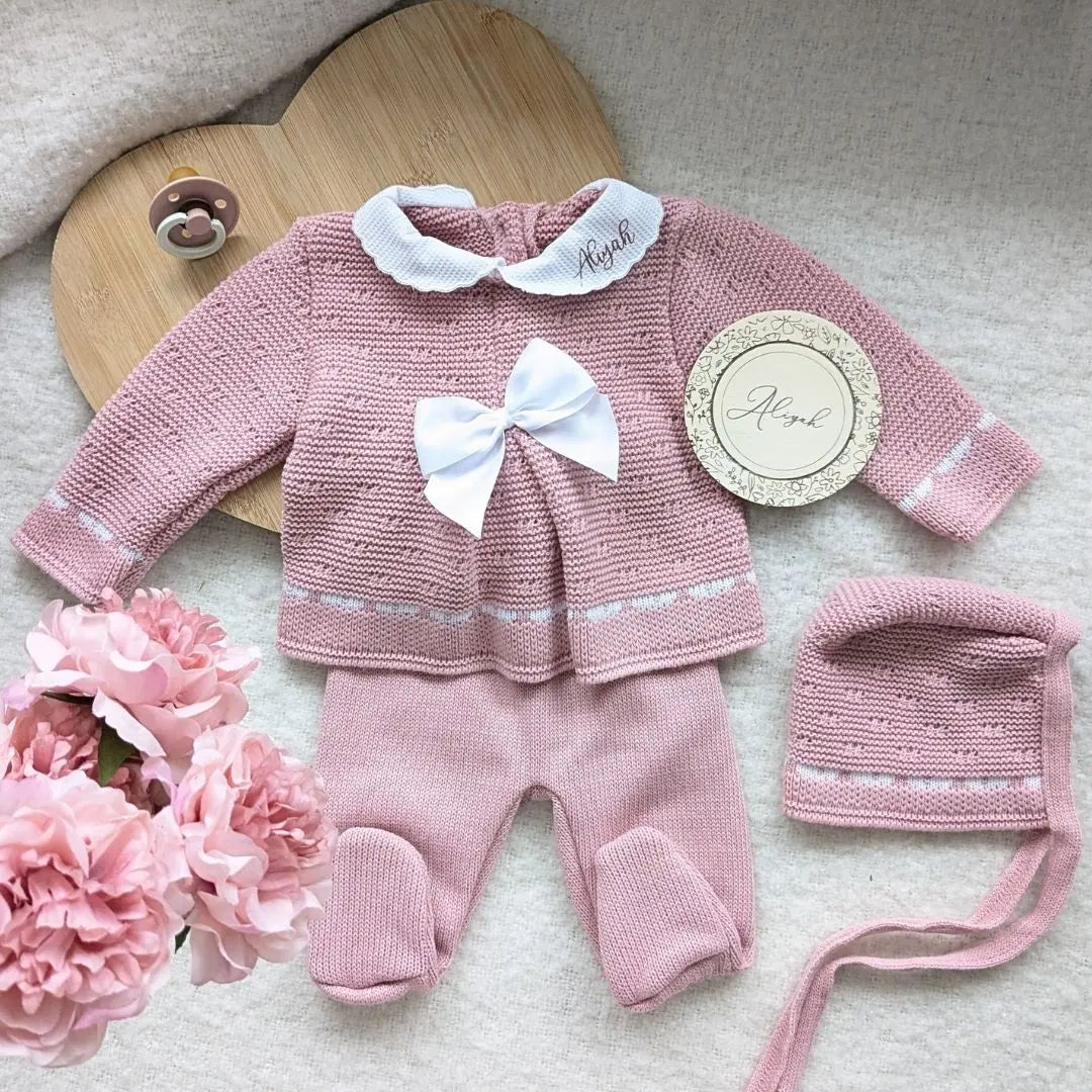 Tenue naissance fille personnalisée avec prénom rose en maille