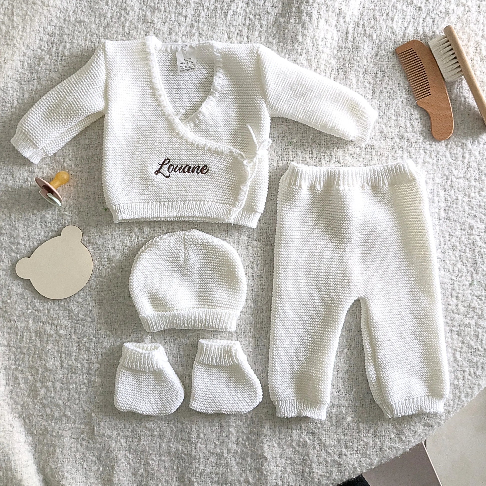 Ensemble 4 pièces bébé brodé blanc comprennant une brassière, un pantalon, un bonnet et des chaussons personnalisés avec le prénom en broderie 