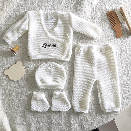 Ensemble 4 pièces bébé brodé blanc comprennant une brassière, un pantalon, un bonnet et des chaussons personnalisés avec le prénom en broderie 