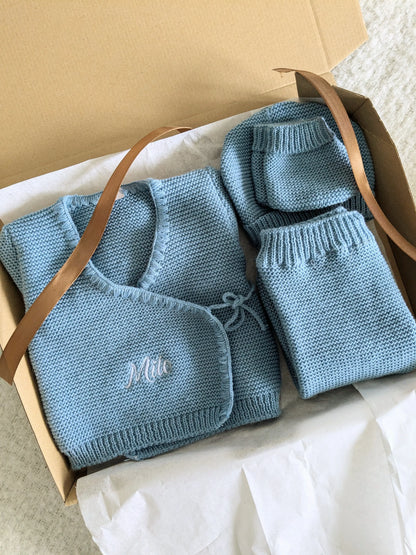 Ensemble bébé en tricot personnalisé Coloris Bleu – Prénom brodé Calins de Mamans