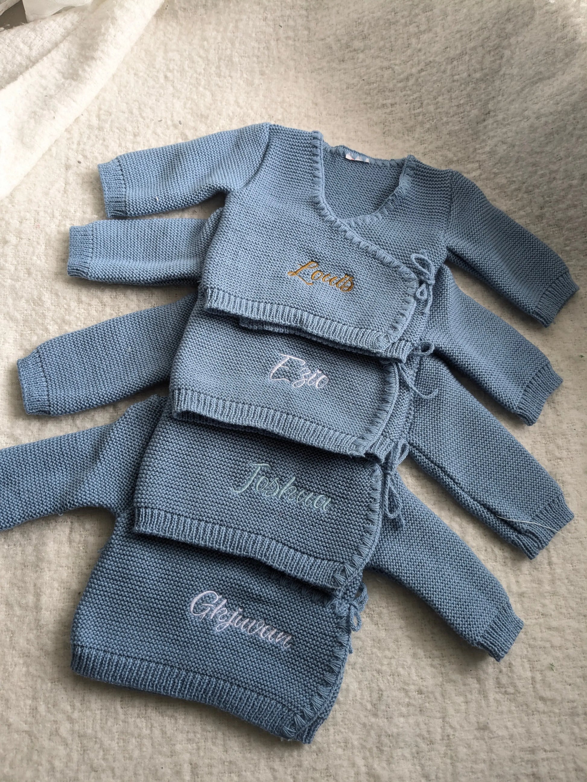 Quatre brassieres bleues brodés personnalisées au nom de Bébé