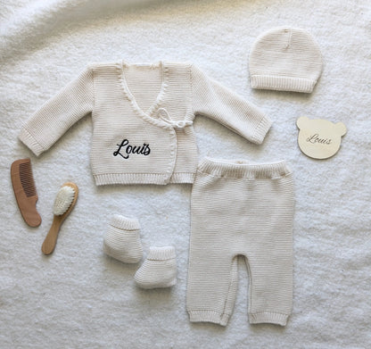 Ensemble bébé en tricot personnalisé – Prénom brodé Calins de Mamans