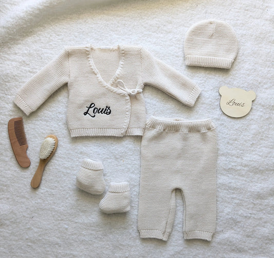 Ensemble bébé en tricot personnalisé – Prénom brodé Calins de Mamans