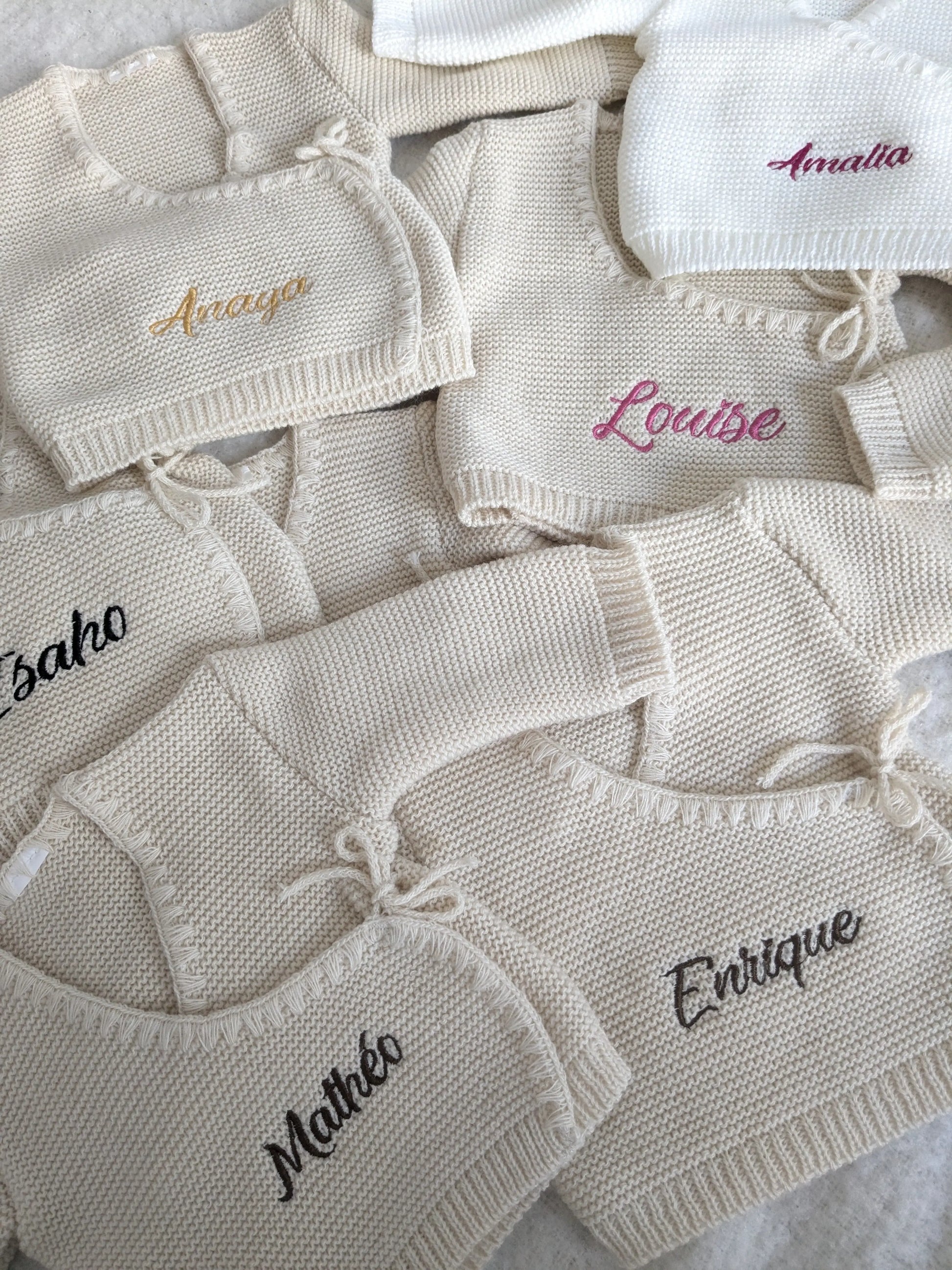 Ensemble bébé en tricot personnalisé – Prénom brodé Calins de Mamans