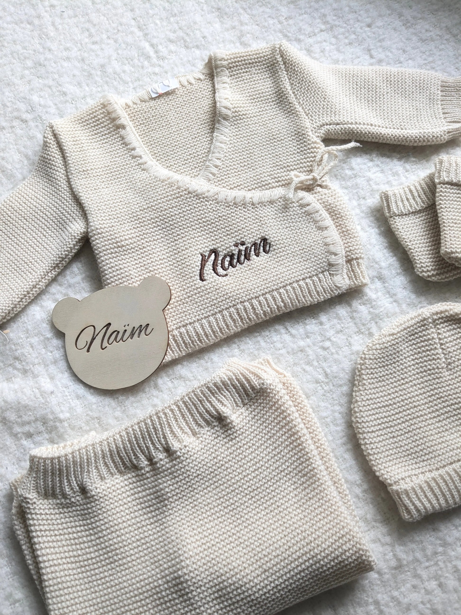 Ensemble Bébé en maille personnalisé avec le prénom Naïm brodé sur la laine