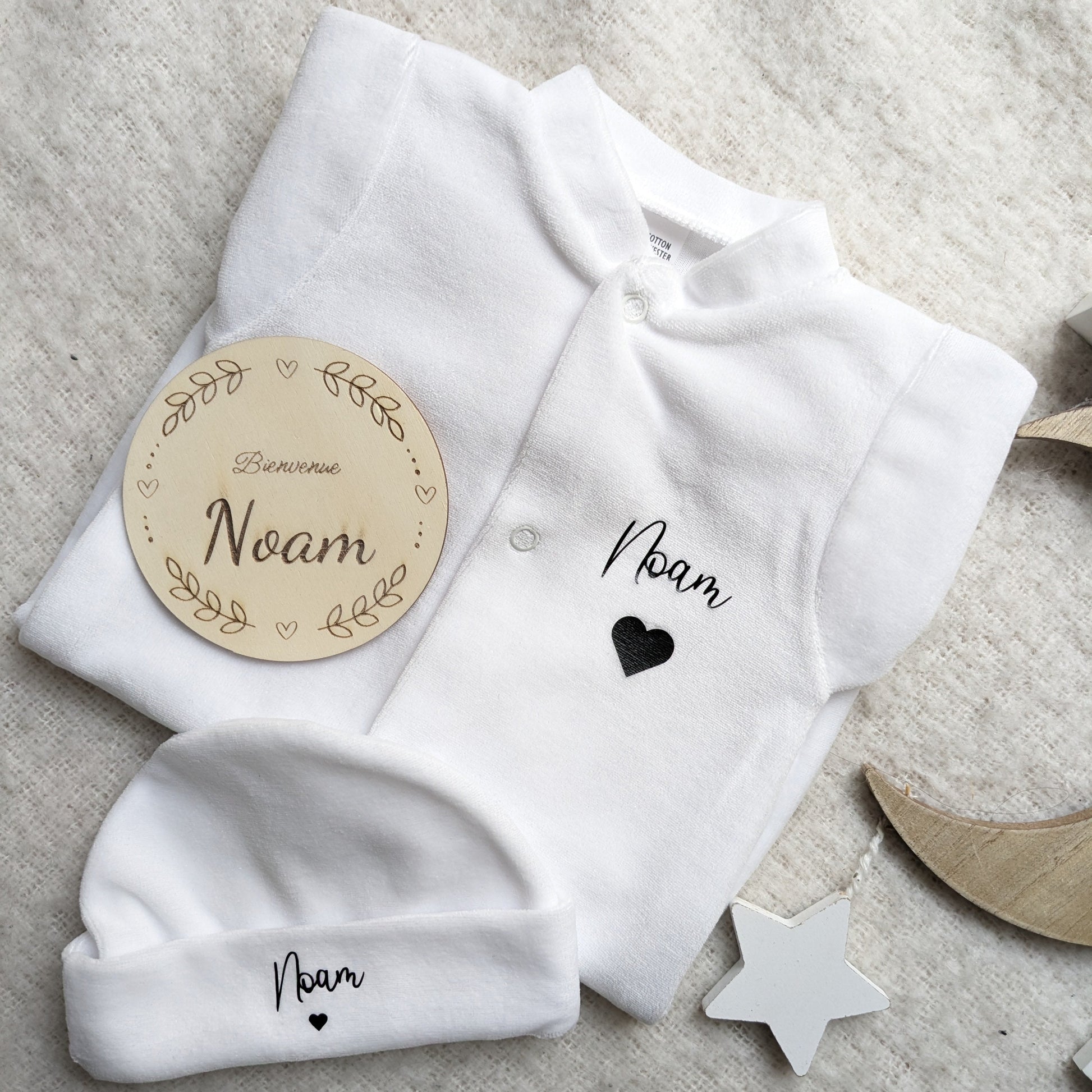pyjama blanc en velours plié, personnalisé "Noam avec un petit coeur noir" et son bonnet