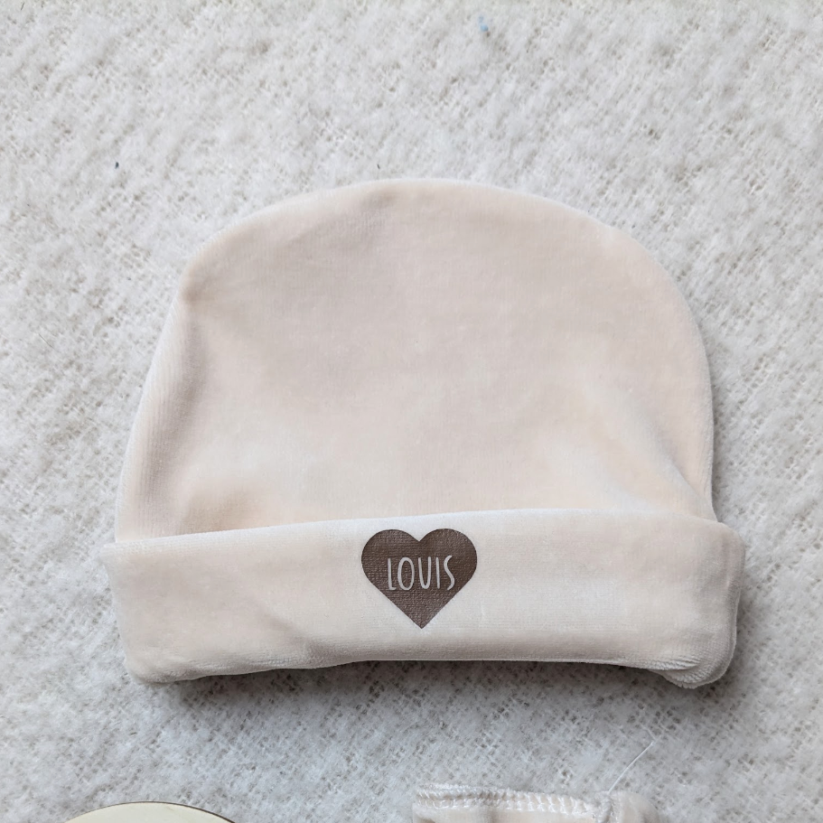 Bonnet bébé en velours beige personnalisée avec prénom