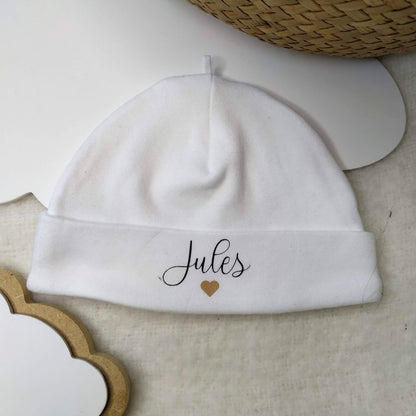 Bonnet blanc pour nouveau né personnalisé avec un prénom et un petit coeur 