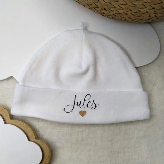 Bonnet blanc pour nouveau né personnalisé avec un prénom et un petit coeur 