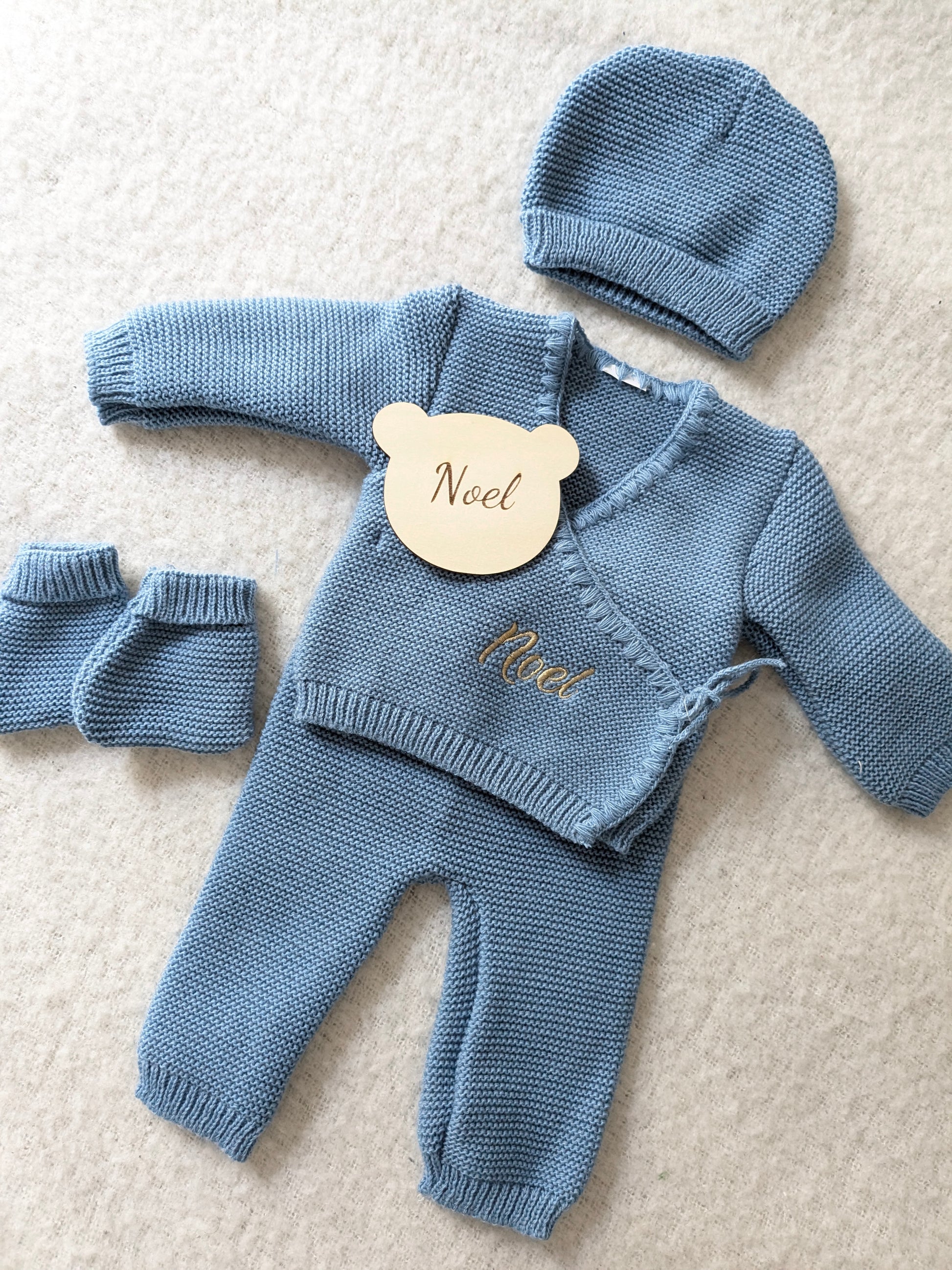 Ensemble naissance bébé en maille avec bonnet et chaussons personnalisés