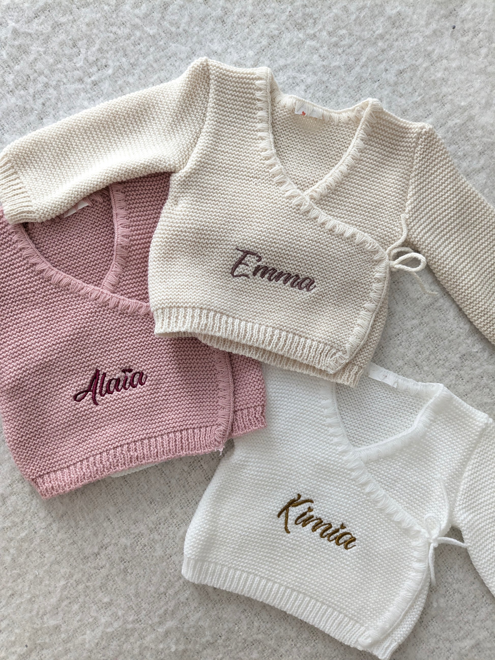 Première tenue bébé en maille douce personnalisée pour maternité