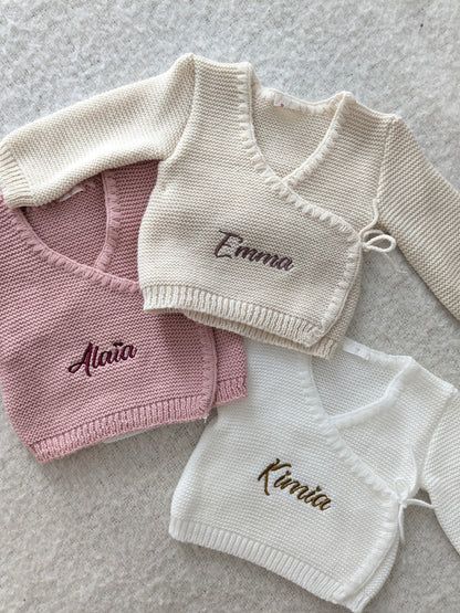 Première tenue bébé en maille douce personnalisée pour maternité