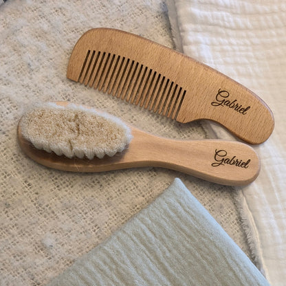 Détail gravure prénom sur peigne bébé en bois personnalisé