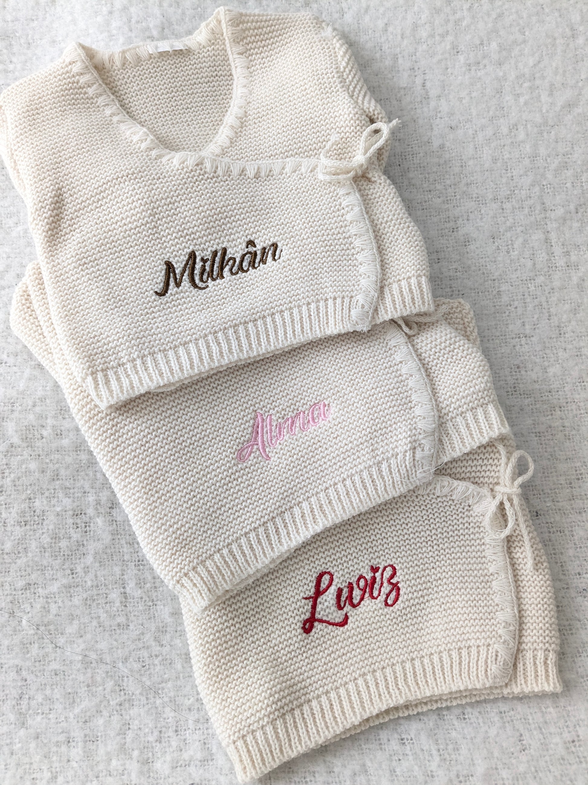 Détail prénom sur pyjama naissance bébé personnalisé