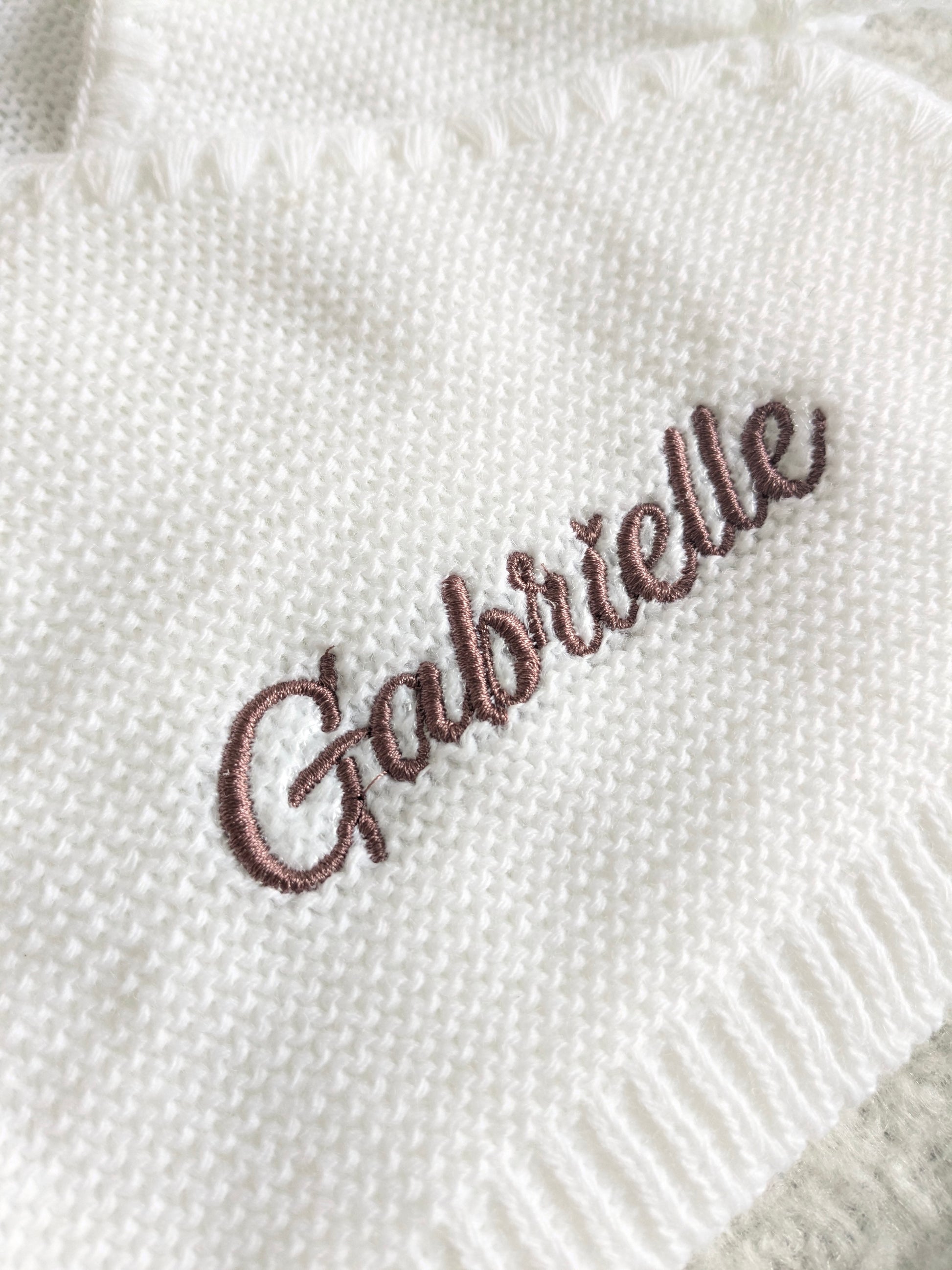 Détail prénom sur pyjama naissance bébé en maille personnalisé