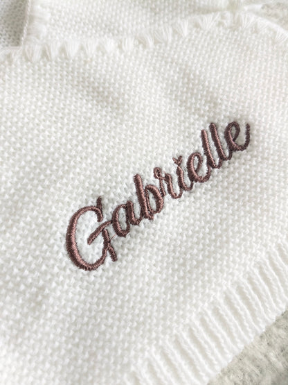 Détail prénom sur pyjama naissance bébé en maille personnalisé