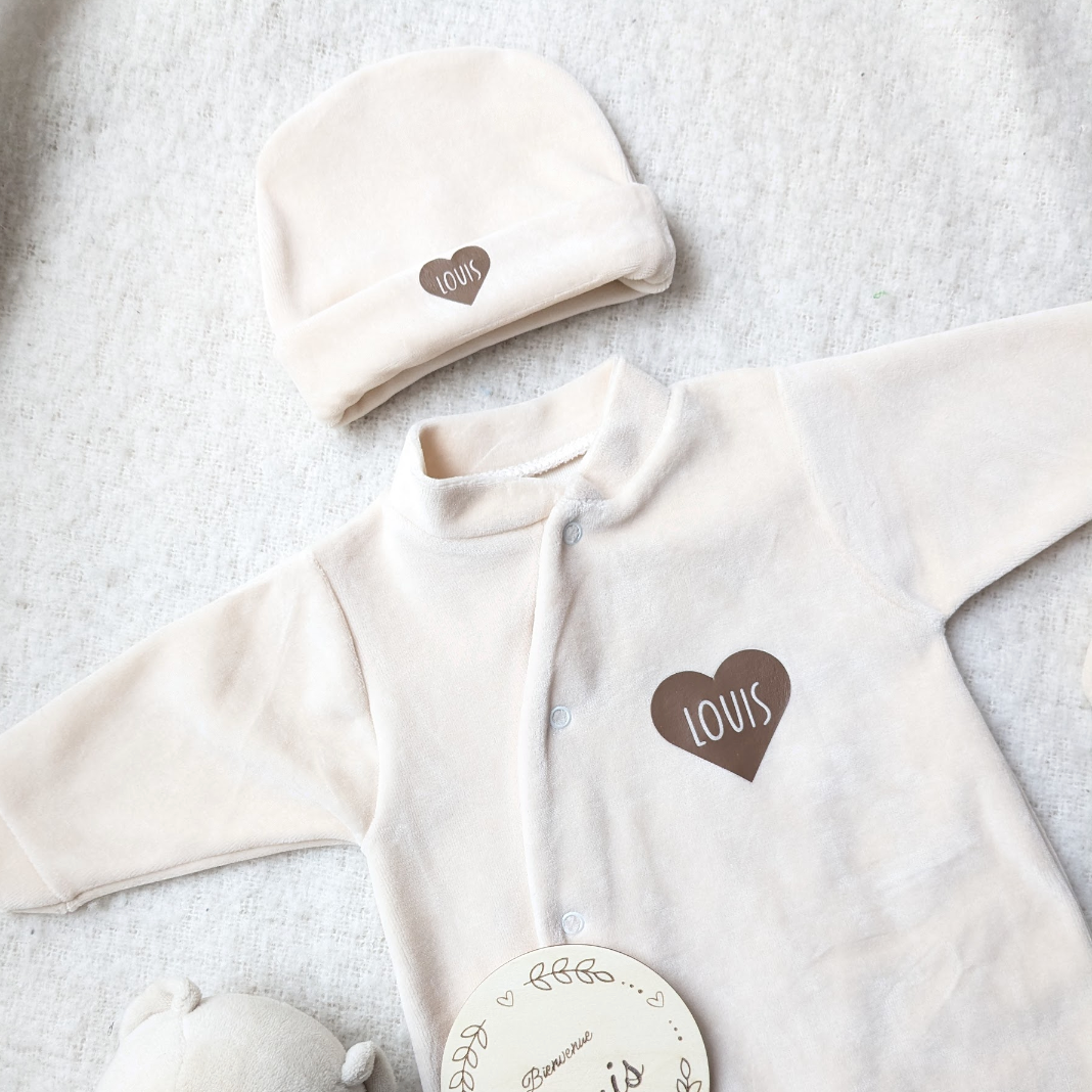Pyjama naissance bébé en velours beige personnalisé avec prénom