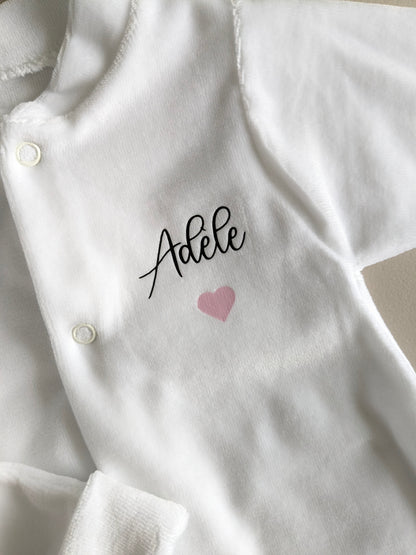 Détail broderie prénom sur pyjama naissance fille