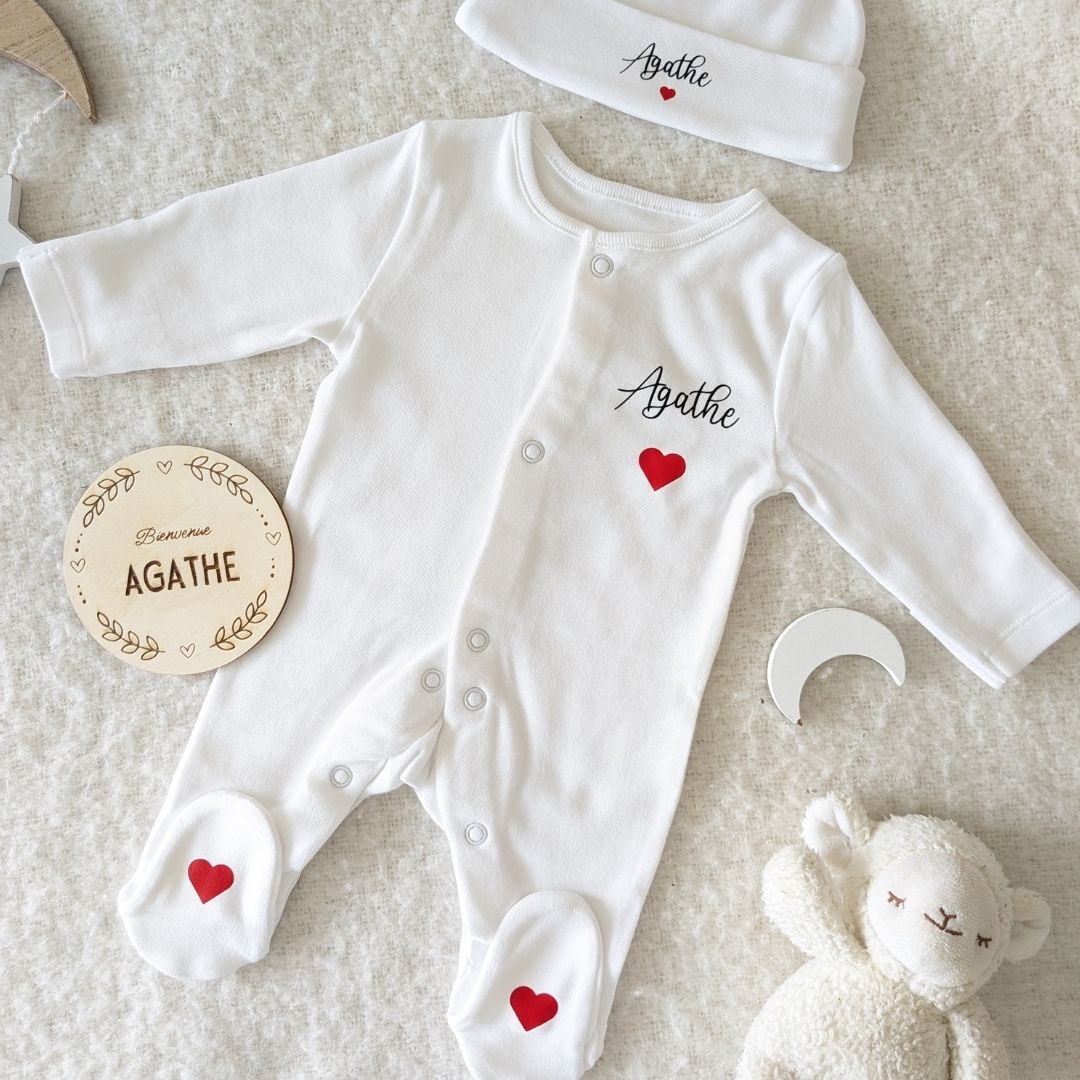 Pyjama Bébé ouverture à l'avant, personnalisé avec un prénom et un coeur rouge