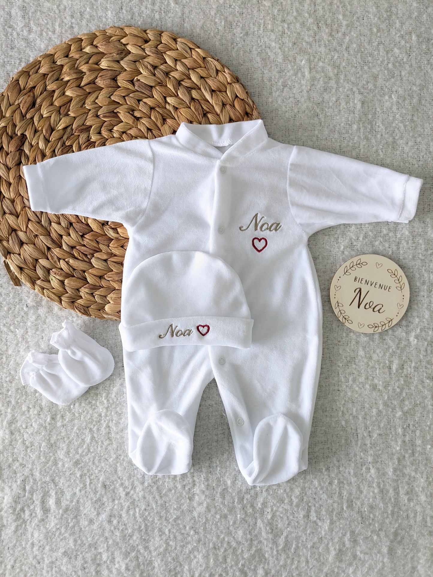Ensemble Naissance 3 Pièces Personnalisé – Pyjama Velours Blanc + Bonnet & Moufles avec Prénom et Petit Cœur