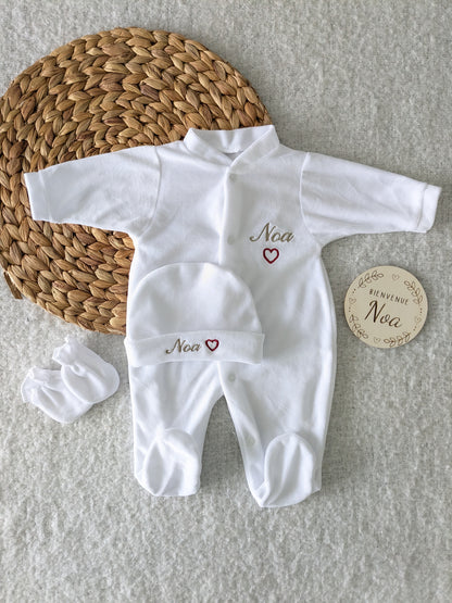 Ensemble Naissance 3 Pièces Personnalisé – Pyjama Velours Blanc + Bonnet & Moufles avec Prénom et Petit Cœur