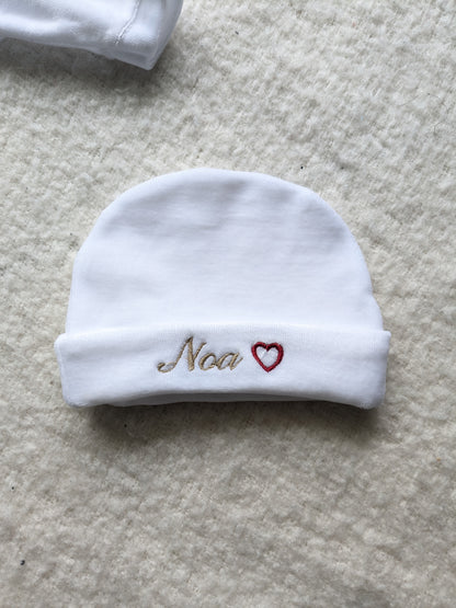 Ensemble Naissance 3 Pièces Personnalisé – Pyjama Velours Blanc + Bonnet & Moufles avec Prénom et Petit Cœur