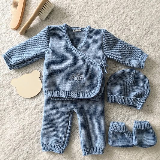 Ensemble bébé en tricot personnalisé Coloris Bleu – Prénom brodé