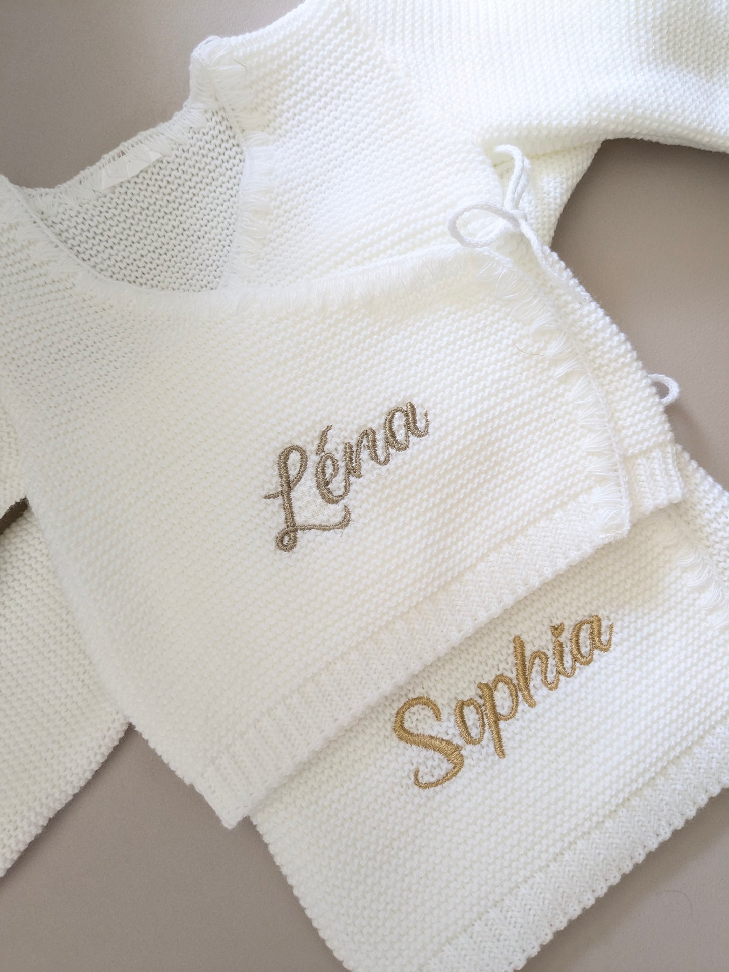 Ensemble bébé en tricot personnalisé Coloris Blanc– Prénom brodé