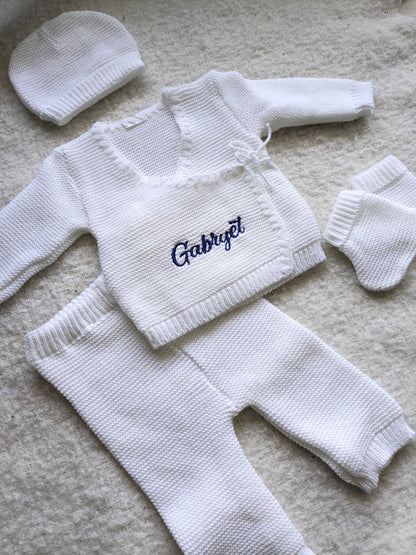 Ensemble bébé en tricot personnalisé Coloris Blanc– Prénom brodé