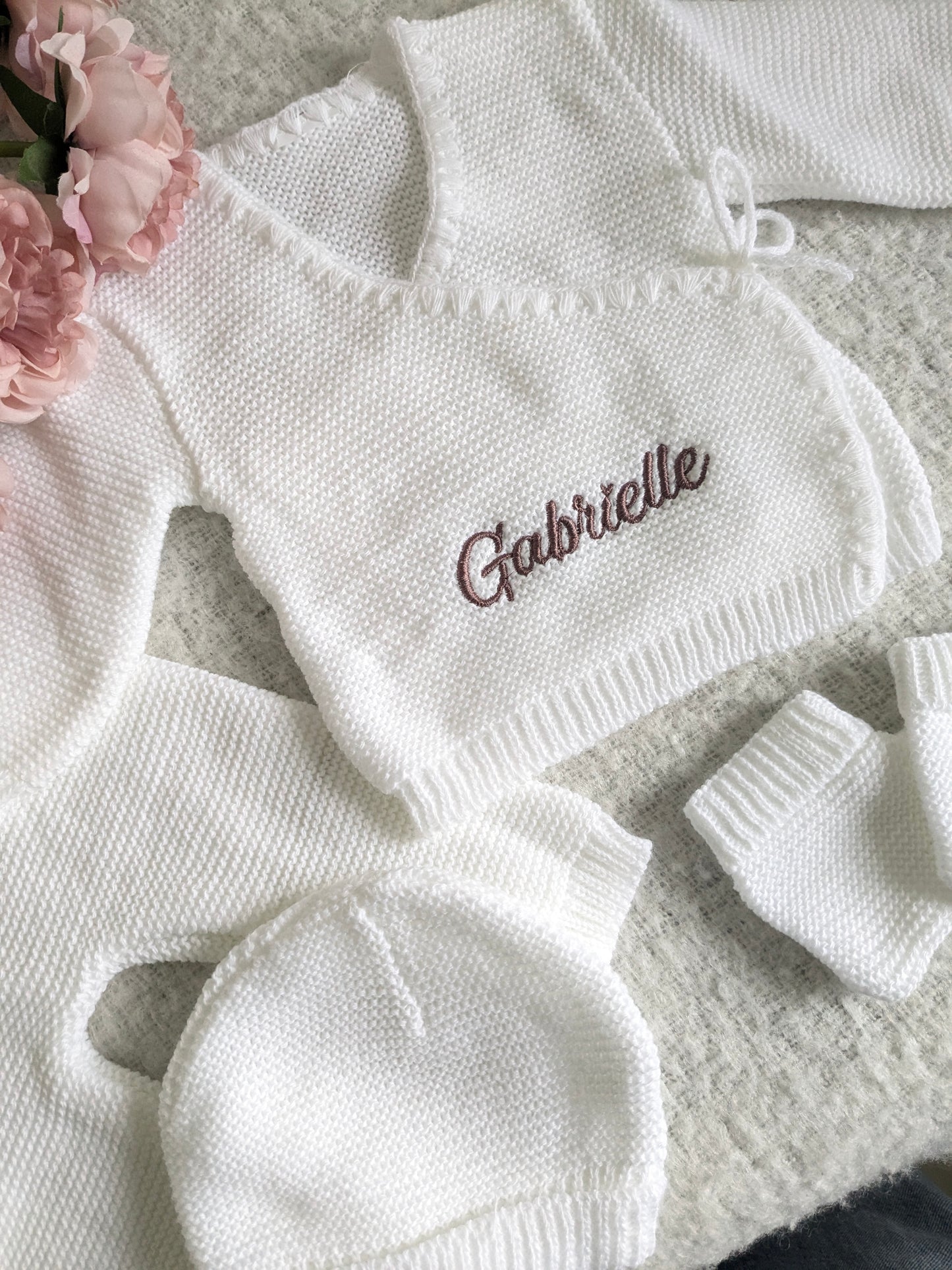 Ensemble bébé en tricot personnalisé Coloris Blanc– Prénom brodé