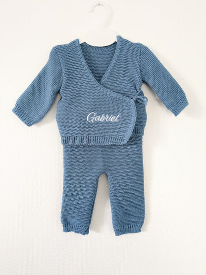 Ensemble bébé en tricot personnalisé Coloris Bleu – Prénom brodé