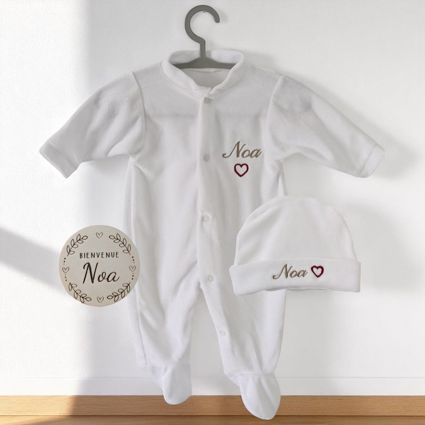 Ensemble Naissance 3 Pièces Personnalisé – Pyjama Velours Blanc + Bonnet & Moufles avec Prénom et Petit Cœur
