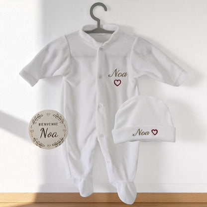 Ensemble Naissance 3 Pièces Personnalisé – Pyjama Velours Blanc + Bonnet & Moufles avec Prénom et Petit Cœur
