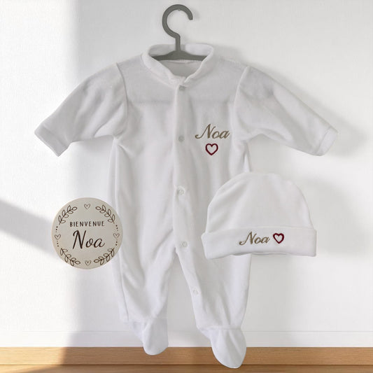 Ensemble Naissance 3 Pièces Personnalisé – Pyjama Velours Blanc + Bonnet & Moufles avec Prénom et Petit Cœur