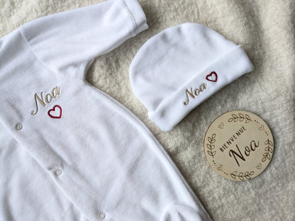 Ensemble Naissance 3 Pièces Personnalisé – Pyjama Velours Blanc + Bonnet & Moufles avec Prénom et Petit Cœur